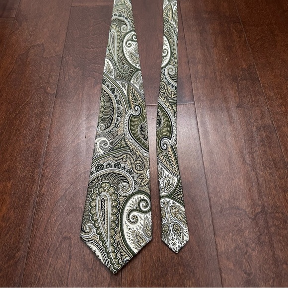 Brooks Brothers Green and Cream Paisley Tie - Picture 4 of 11